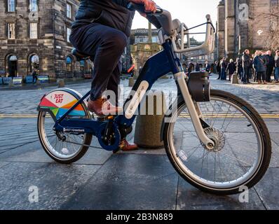 Lancio di nuove biciclette elettriche di Just Eat Cycles, City Chambers, Royal Mile, Edimburgo, Scozia, Regno Unito Foto Stock