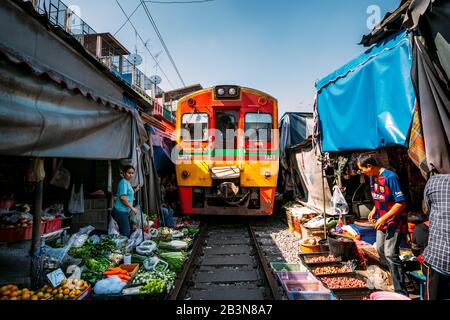 Treno Che Attraversa Maeklong Railway Market, Bangkok, Thailandia, Sud-Est Asiatico, Asia Foto Stock