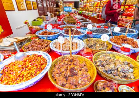 Specialità locali in mostra nella città vecchia di Ciqikou, Shapingba, Chongqing, Cina, Asia Foto Stock