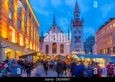 Vista sul Vecchio Municipio e sul vivace mercatino di Natale a Marienplatz al tramonto, Monaco, Baviera, Germania, Europa Foto Stock