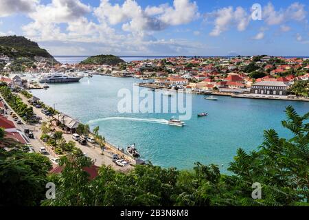 Vista sopraelevata sul grazioso porto e la città di Gustavia e sul mare, Gustavia, St. Barthelemy (St. Barts) (St. Barth), Indie Occidentali, Caraibi, Centrale Foto Stock