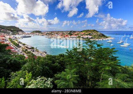 Vista sopraelevata sul grazioso porto e la città di Gustavia e sul mare, Gustavia, St. Barthelemy ((St. Barts) (St. Barth), Indie Occidentali, Caraibi, Centrale Foto Stock