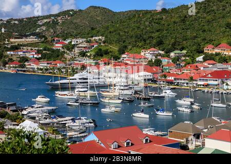 Vista elevata, porto, tetti rossi e colline boscose, Gustavia, St. Barthelemy (St Barts) (St. Barth), Indie Occidentali, Caraibi, America Centrale Foto Stock