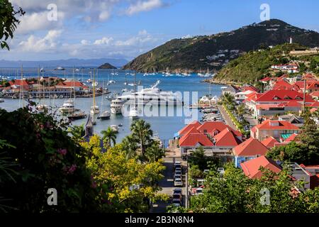 Vista sopraelevata sui graziosi tetti rossi della città e del mare, Gustavia, St. Barthelemy (St. Barts) (St. Barth), Indie Occidentali, Caraibi, America Centrale Foto Stock