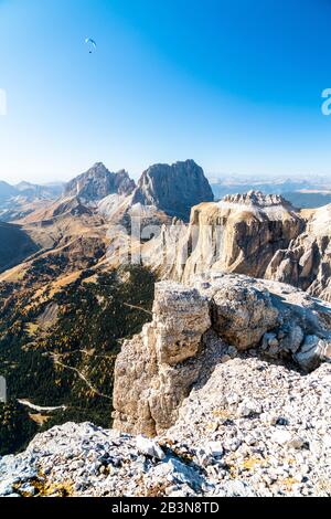 Parapendio su Sassolungo, Sassopiatto e Sella in autunno visto da Sass Pordoi, Dolomiti, Trentino, Italia, Europa Foto Stock