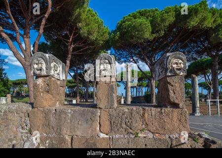 Dintorni del teatro, tre maschere teatrali, Ostia Antica, Roma, Lazio, Italia, Europa Foto Stock