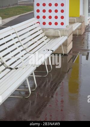 I posti a sedere con vista mare sono deserte durante il tempo tempestoso sul lungomare alla Promenade des Anglais di Nizza, Costa Azzurra. Foto Stock