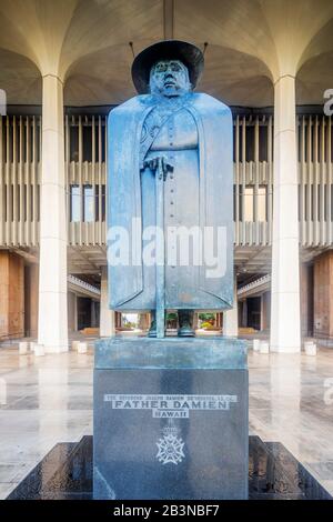 La statua di padre Damien sained per il suo lavoro alla colonia di lebbrosi di Kalaupapa, isola di Oahu, Hawaii, Stati Uniti d'America, America del Nord Foto Stock