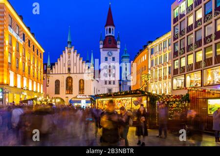 Vista del mercato di Natale a Marienplatz e del vecchio Municipio al crepuscolo, Monaco, Baviera, Germania, Europa Foto Stock