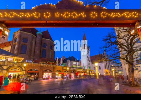 Vista sul Vecchio Municipio e ingresso al mercatino di Natale Viktualienmarkt al tramonto, Monaco, Baviera, Germania, Europa Foto Stock