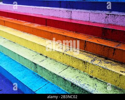 Rainbow dipinse passi al Bon Accord Centre a Flourmill Lane e Upperkirkgate ad Aberdeen Scotland Foto Stock
