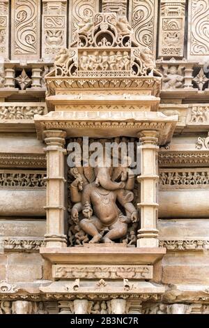 Sculture sulle pareti del Tempio di Lakshmana, Khajuraho Gruppo di Monumenti, Sito Patrimonio Mondiale dell'UNESCO, stato di Madhya Pradesh, India, Asia Foto Stock