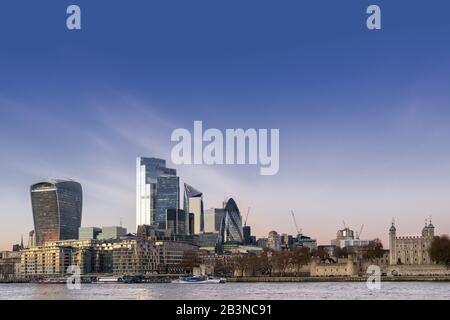 Skyline della città di Londra con la Torre di Londra, il Gherkin, Scalpel e Ventidue Bishopsgate, l'edificio più alto della città, Londra, Inghilterra, U. Foto Stock