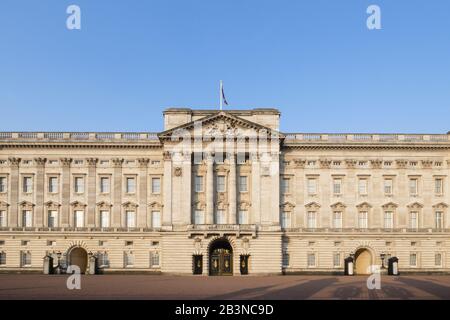 La facciata di Buckingham Palace, la residenza ufficiale della Regina nel centro di Londra, Inghilterra, Regno Unito, Europa Foto Stock