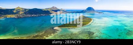 Panoramica aerea della penisola di le Morne e l'isola Ile aux BenAgnes circondata da barriera corallina, la Gaolette, Mauritius, Oceano Indiano, Africa Foto Stock