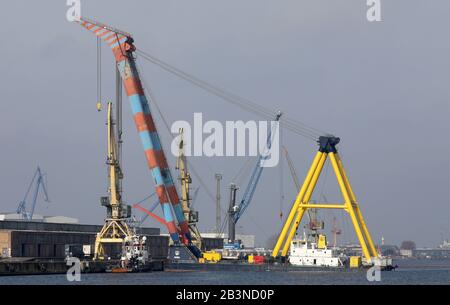 Rostock, Germania. 05th Mar, 2020. La gru galleggiante "Hebo Lift 9" è arrivata nel porto di Rotterdam (Paesi Bassi). Si tratta di recuperare le due nuove gru portuali Liebherr che sono cadute nel bacino del porto durante il loro carico alla fine di gennaio. Credito: Bernd Wüstneck/Dpa-Zentralbild/Dpa/Alamy Live News Foto Stock