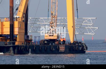 Rostock, Germania. 05th Mar, 2020. Nel porto marittimo la gru galleggiante "Baltic Lift" del Baltic Taucher Rostock sta recuperando i bracci delle due nuove gru portuali, che sono cadute nel bacino del porto durante il loro carico alla fine di gennaio. Il recupero effettivo delle gru è effettuato dalla gru galleggiante molto più grande "Hebo Lift 9" da Rotterdam (Paesi Bassi), che nel frattempo è arrivata a Rostock. Credito: Bernd Wüstneck/Dpa-Zentralbild/Dpa/Alamy Live News Foto Stock