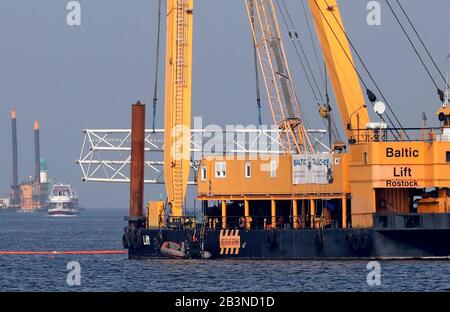 Rostock, Germania. 05th Mar, 2020. Nel porto marittimo la gru galleggiante "Baltic Lift" del Baltic Taucher Rostock sta recuperando i bracci delle due nuove gru portuali, che sono cadute nel bacino del porto durante il loro carico alla fine di gennaio. Il recupero effettivo delle gru è effettuato dalla gru galleggiante molto più grande "Hebo Lift 9" da Rotterdam (Paesi Bassi), che nel frattempo è arrivata a Rostock. Credito: Bernd Wüstneck/Dpa-Zentralbild/Dpa/Alamy Live News Foto Stock