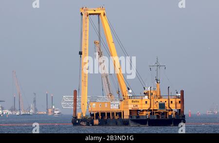 Rostock, Germania. 05th Mar, 2020. Nel porto marittimo la gru galleggiante "Baltic Lift" del Baltic Taucher Rostock sta recuperando i bracci delle due nuove gru portuali, che sono cadute nel bacino del porto durante il loro carico alla fine di gennaio. Il recupero effettivo delle gru è effettuato dalla gru galleggiante molto più grande "Hebo Lift 9" da Rotterdam (Paesi Bassi), che nel frattempo è arrivata a Rostock. Credito: Bernd Wüstneck/Dpa-Zentralbild/Dpa/Alamy Live News Foto Stock