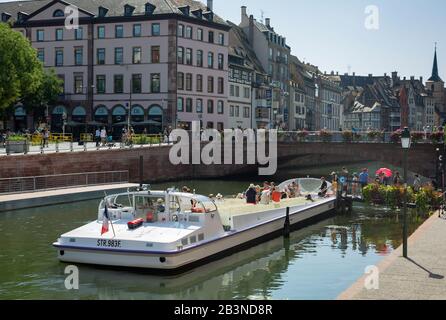 21 Agosto 2018. Imbarco turistico su una barca ormeggiata sul fiume Ill a Strasburgo, Francia per il tour in barca sul fiume. Potete vedere la città di strasburgo Foto Stock