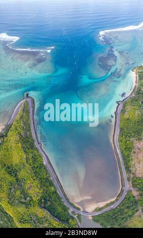 Strada costiera di fronte alla laguna turchese, vista aerea con drone, Bel Ombre, Baie Du Cap, Mauritius del Sud, Oceano Indiano, Africa Foto Stock