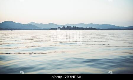 La vista panoramica del West Lake è l'attrazione più famosa di Hangzhou. Combinazione di paesaggi naturali e siti culturali ed è l'essenza di Hangzh Foto Stock