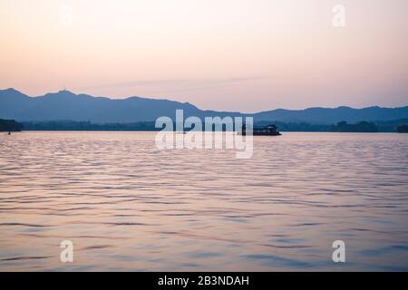 La vista panoramica del West Lake è l'attrazione più famosa di Hangzhou. Combinazione di paesaggi naturali e siti culturali ed è l'essenza di Hangzh Foto Stock