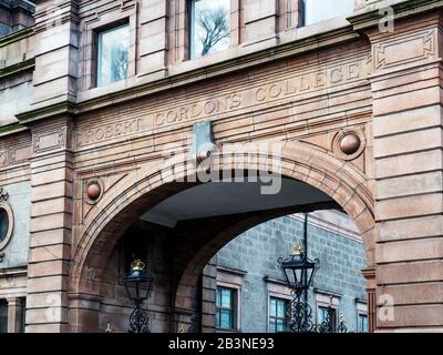 Robert Gordons College arco d'ingresso su Schoolhill ad Aberdeen Scozia Foto Stock