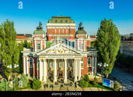 Veduta aerea dal drone del Teatro Nazionale Ivan Vazov, Sofia, Bulgaria, Europa Foto Stock