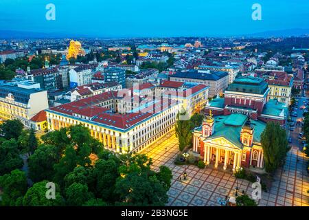 Veduta aerea dal drone del Teatro Nazionale Ivan Vazov, Sofia, Bulgaria, Europa Foto Stock