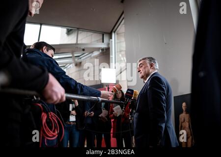 Duesseldorf, Germania. 05th Mar, 2020. Herbert Reul (CDU), ministro dell'interno della Renania settentrionale-Vestfalia, risponde alle domande dei giornalisti dopo la riunione del Comitato per l'interno. In una sessione speciale della commissione interna, il parlamento della Renania settentrionale-Vestfalia si è occupato dell'estremismo di destra nello Stato. Credito: Fabian Strauch/Dpa/Alamy Live News Foto Stock