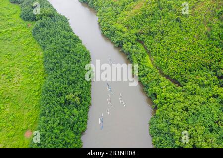 Vista con i droni dei kayak sul fiume Wailua, Kauai Island, Hawaii, Stati Uniti d'America, Nord America Foto Stock