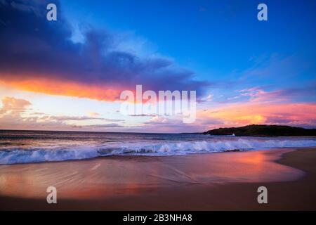 Tramonto Su Papohaku Beach, Molokai Island, Hawaii, Stati Uniti D'America, Nord America Foto Stock