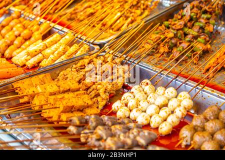 Specialità locali in mostra nella città vecchia di Ciqikou, Shapingba, Chongqing, Cina, Asia Foto Stock