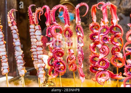 Specialità locali in mostra nella città vecchia di Ciqikou, Shapingba, Chongqing, Cina, Asia Foto Stock