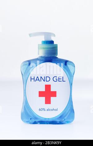 Flaconi di gel per mani con alcol al 60%, venduti a causa del panico mondiale contro il virus corona Foto Stock