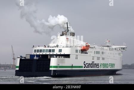 Rostock, Germania. 05th Mar, 2020. Il traghetto 'Berlino' gestito dalla compagnia di navigazione Scandlines partirà dal porto di Rostock per il suo attraversamento del Mar Baltico fino a Gedser (Danimarca). Credito: Bernd Wüstneck/Dpa-Zentralbild/Dpa/Alamy Live News Foto Stock