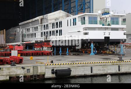 Rostock, Germania. 05th Mar, 2020. Presso il cantiere navale Neptun è in corso la costruzione di una nave da crociera fluviale. Credito: Bernd Wüstneck/Dpa-Zentralbild/Dpa/Alamy Live News Foto Stock