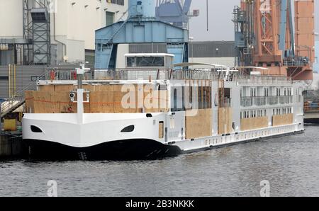 Rostock, Germania. 05th Mar, 2020. Presso il cantiere navale Neptun è in corso la costruzione di una nave da crociera sul fiume che sarà pronta per il trasferimento alla banchina di attracco. Credito: Bernd Wüstneck/Dpa-Zentralbild/Dpa/Alamy Live News Foto Stock