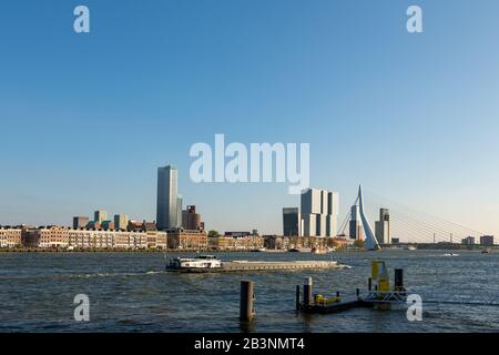 Skyline di Rotterdam sul fiume Maas con una barca nei Paesi Bassi Foto Stock