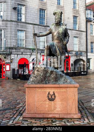 La statua di Gordon Highlanders dello scultore Mark Richards su Castle Street ad Aberdeen Scotland Foto Stock