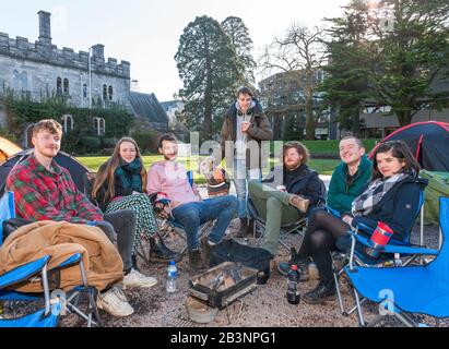 Cork City, Cork, Irlanda. 05th marzo 2020. L a R; Studenti, Mark o’Leary, Asha Woodhouse, Mark Falvey, Robert (levriero), Ciarán Cussen, Patrick o’Donovan, Ruaidhrí MacCárthaigh e Síofra Richardson dell’University College Cork che protestano sul Quad dell’University College Cork alla decisione delle Università di aumentare gli affitti per la terza volta negli ultimi anni. Gli studenti chiedono che il recente aumento dell'affitto del 3% venga invertito e che venga messo in atto un congelamento dell'affitto di tutte le sistemazioni di proprietà di UCC per un periodo di 3 anni. - Credito; David Creedon / Alamy Live News Foto Stock