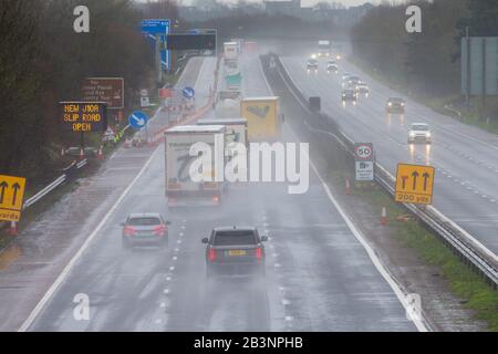 Ashford, Kent, Regno Unito. 5th Mar, 2020. Tempo nel Regno Unito: L'ufficio Met ha emesso un avvertimento giallo per pioggia intensa che può causare inondazioni e interruzioni del viaggio. La M20 direzione sud per dover è affollata di traffico intenso sotto la pioggia battente. © Paul Lawrenson 2020, Photo Credit: Paul Lawrenson/ Alamy Live News Foto Stock