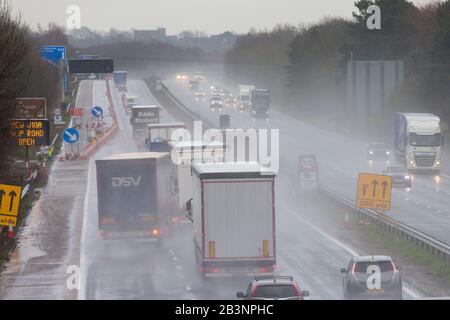 Ashford, Kent, Regno Unito. 5th Mar, 2020. Tempo nel Regno Unito: L'ufficio Met ha emesso un avvertimento giallo per pioggia intensa che può causare inondazioni e interruzioni del viaggio. La M20 direzione sud per dover è affollata di traffico intenso sotto la pioggia battente. © Paul Lawrenson 2020, Photo Credit: Paul Lawrenson/ Alamy Live News Foto Stock