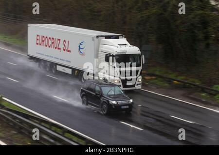 Ashford, Kent, Regno Unito. 5th Mar, 2020. Tempo nel Regno Unito: L'ufficio Met ha emesso un avvertimento giallo per pioggia intensa che può causare inondazioni e interruzioni del viaggio. La M20 direzione sud per dover è affollata di traffico intenso sotto la pioggia battente. © Paul Lawrenson 2020, Photo Credit: Paul Lawrenson/ Alamy Live News Foto Stock