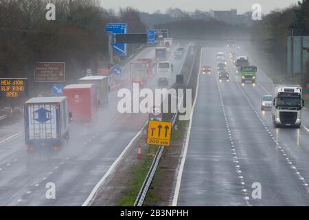 Ashford, Kent, Regno Unito. 5th Mar, 2020. Tempo nel Regno Unito: L'ufficio Met ha emesso un avvertimento giallo per pioggia intensa che può causare inondazioni e interruzioni del viaggio. La M20 direzione sud per dover è affollata di traffico intenso sotto la pioggia battente. © Paul Lawrenson 2020, Photo Credit: Paul Lawrenson/ Alamy Live News Foto Stock