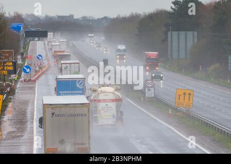 Ashford, Kent, Regno Unito. 5th Mar, 2020. Tempo nel Regno Unito: L'ufficio Met ha emesso un avvertimento giallo per pioggia intensa che può causare inondazioni e interruzioni del viaggio. La M20 direzione sud per dover è affollata di traffico intenso sotto la pioggia battente. © Paul Lawrenson 2020, Photo Credit: Paul Lawrenson/ Alamy Live News Foto Stock