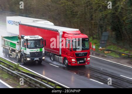 Ashford, Kent, Regno Unito. 5th Mar, 2020. Tempo nel Regno Unito: L'ufficio Met ha emesso un avvertimento giallo per pioggia intensa che può causare inondazioni e interruzioni del viaggio. La M20 direzione sud per dover è affollata di traffico intenso sotto la pioggia battente. © Paul Lawrenson 2020, Photo Credit: Paul Lawrenson/ Alamy Live News Foto Stock