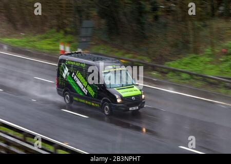 Ashford, Kent, Regno Unito. 5th Mar, 2020. Tempo nel Regno Unito: L'ufficio Met ha emesso un avvertimento giallo per pioggia intensa che può causare inondazioni e interruzioni del viaggio. La M20 direzione sud per dover è affollata di traffico intenso sotto la pioggia battente. © Paul Lawrenson 2020, Photo Credit: Paul Lawrenson/ Alamy Live News Foto Stock