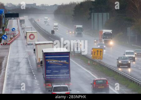 Ashford, Kent, Regno Unito. 5th Mar, 2020. Tempo nel Regno Unito: L'ufficio Met ha emesso un avvertimento giallo per pioggia intensa che può causare inondazioni e interruzioni del viaggio. La M20 direzione sud per dover è affollata di traffico intenso sotto la pioggia battente. © Paul Lawrenson 2020, Photo Credit: Paul Lawrenson/ Alamy Live News Foto Stock